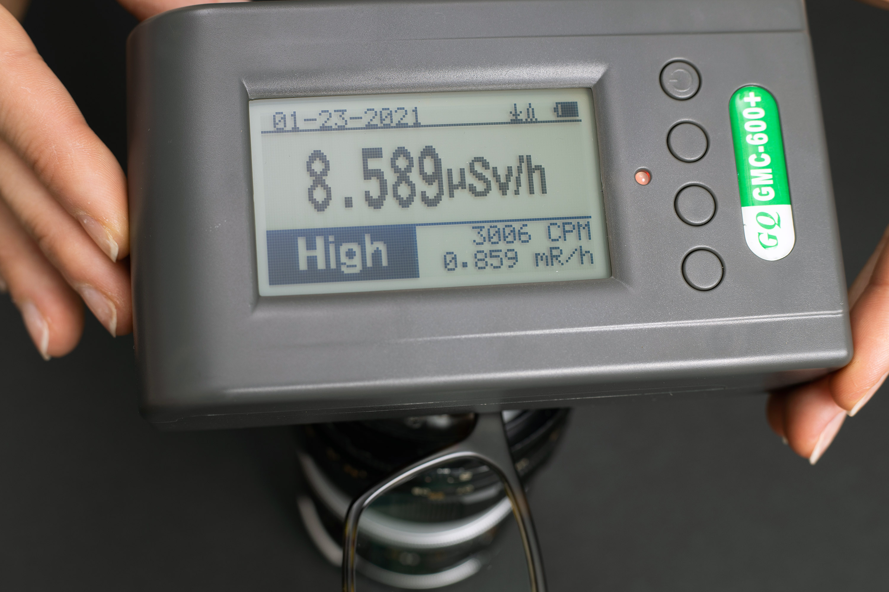 Radioactive lens with glasses measurement