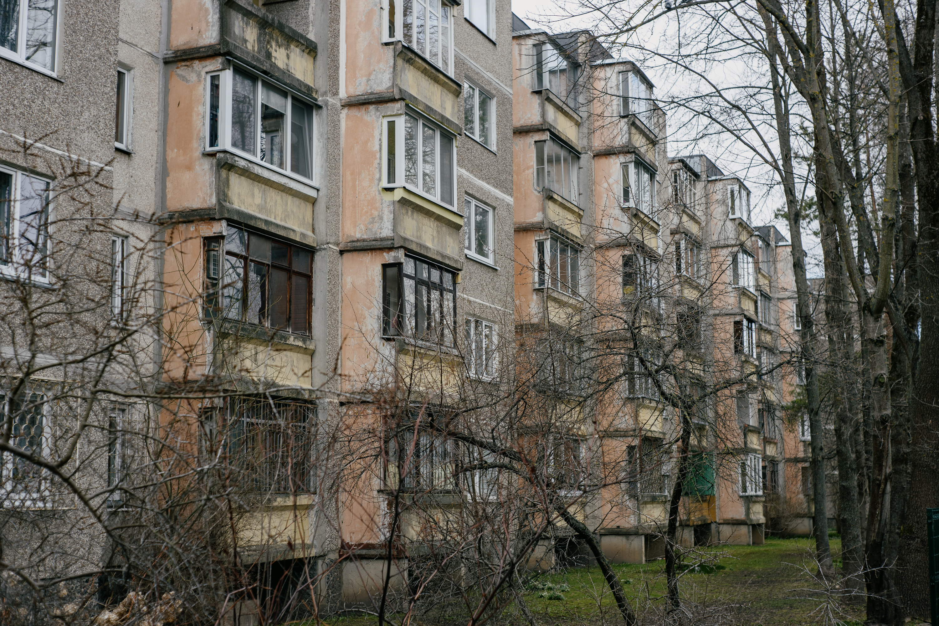 These soviet buildings are way younger than this lens. However, they are all falling apart - and this lens just keeps on going.